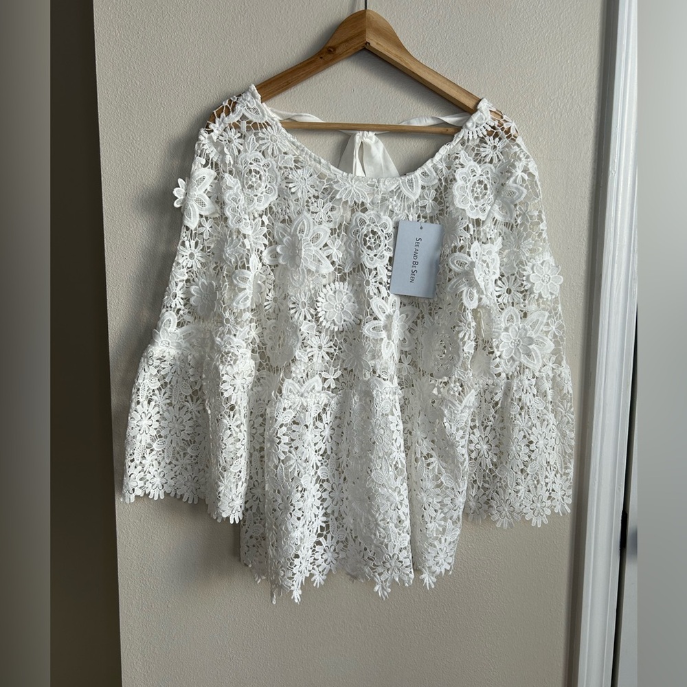 NWT See And Be Seen White Floral Appliqué Lace Crochet Flower Tie Blouse Size M